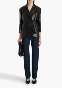 女性穿着黑色皮革外套