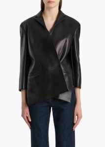 黑色外套细节特写