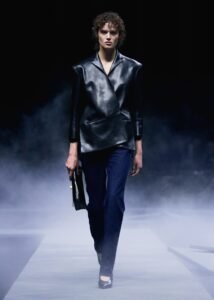 模特走在时尚秀台上